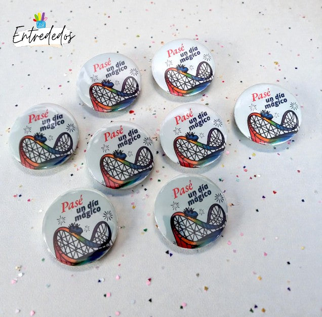 carta sorpresa personalizada anunciando un viaje mágico a dos parques temáticos, con diseño infantil y colores alegres"