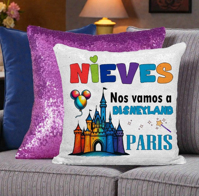 Cojín de lentejuelas rosa personalizado con mensaje sorpresa de viaje a Disney