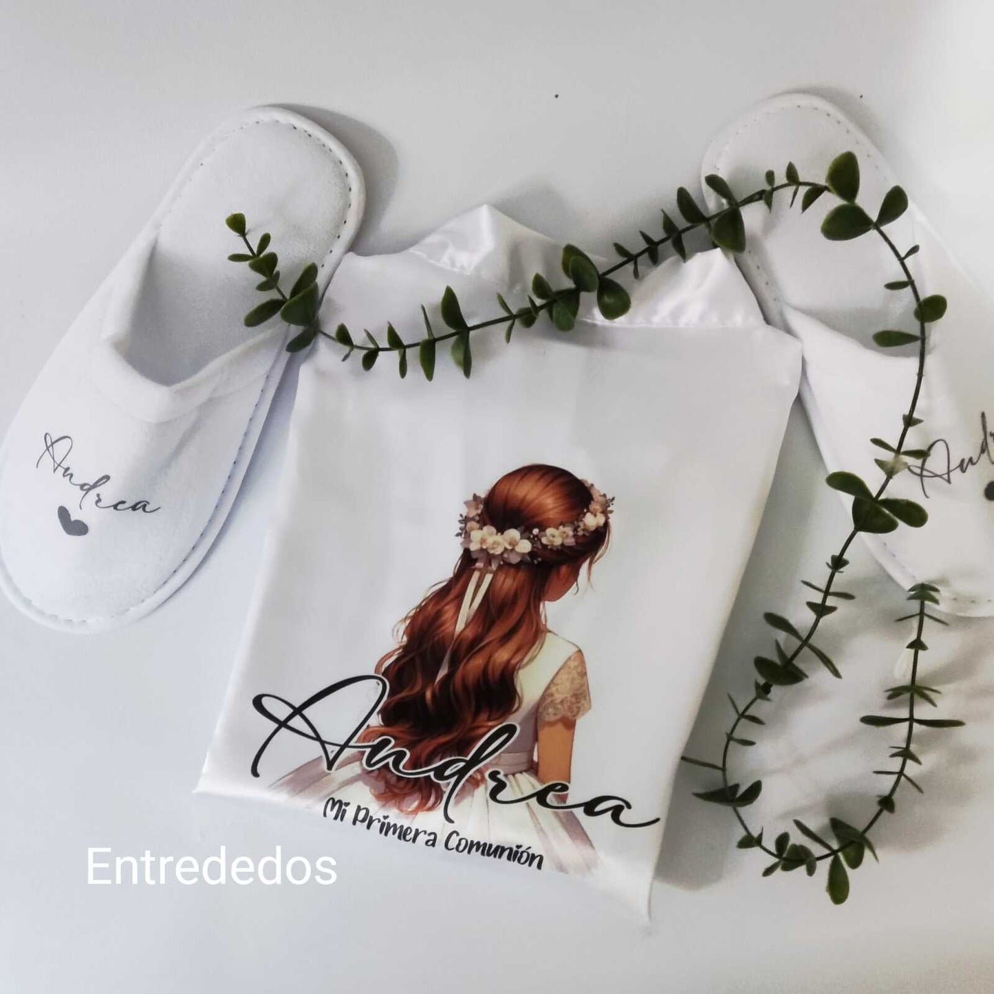 Esta bata para primera comunión personalizada es un regalo elegante y práctico, ideal para niños y niñas en su día especial. Personalízala con nombre, fecha o diseño exclusivo y convierte un detalle útil en un recuerdo inolvidable.