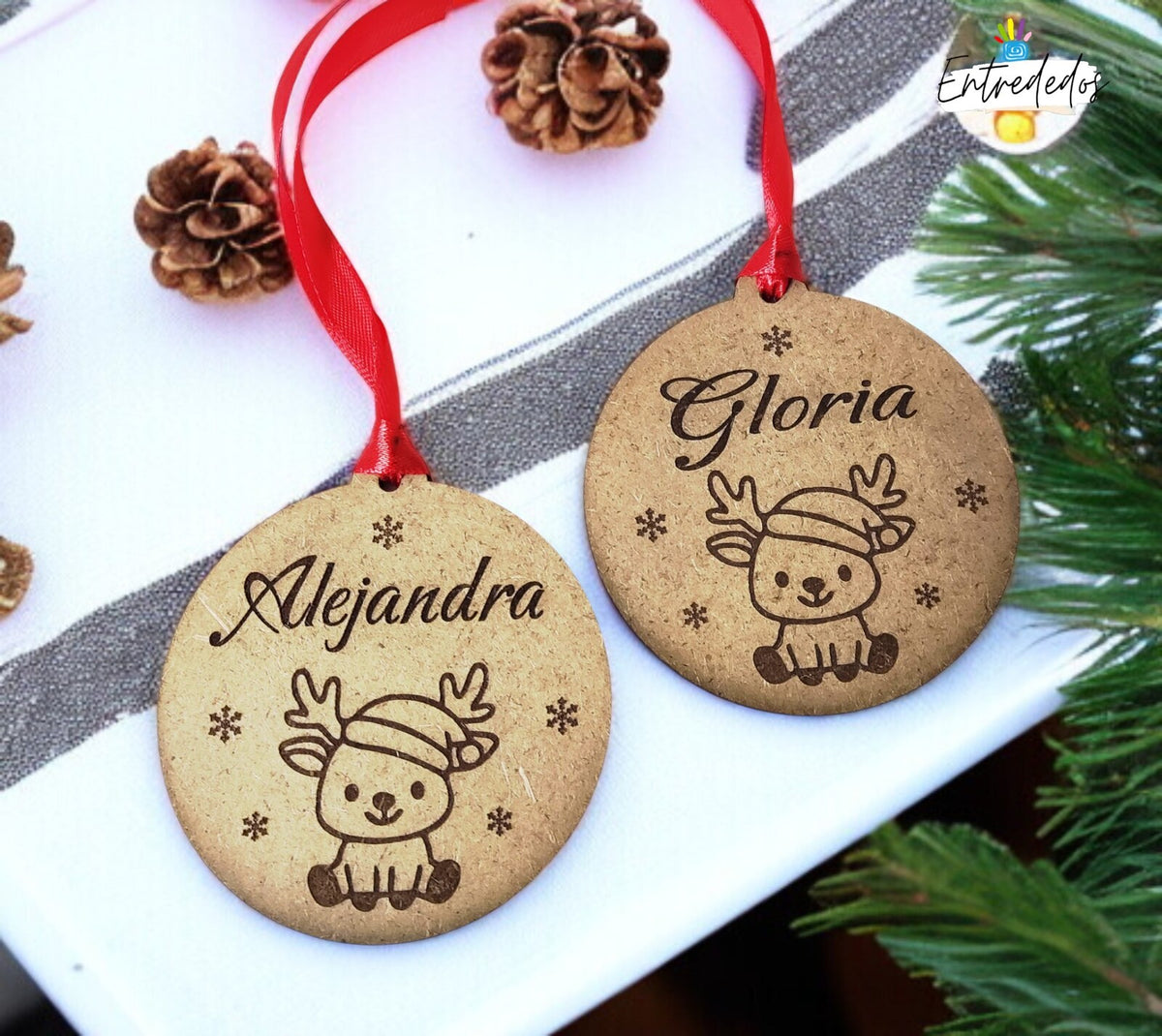 Bola de Navidad de madera natural personalizada con nombre, reno grabado a láser y lazo rojo
