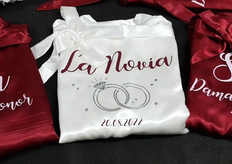 Bata de satén de novia blanca personalizada modelo PREMIUM