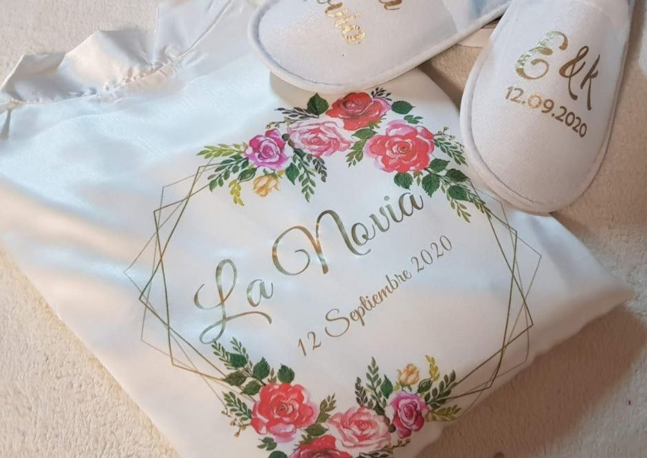 Bata de satén de novia blanca personalizada modelo PREMIUM