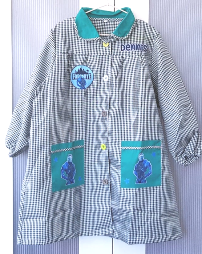 Bata escolar de cuadritos de color verde con botones con tus personajes favoritos