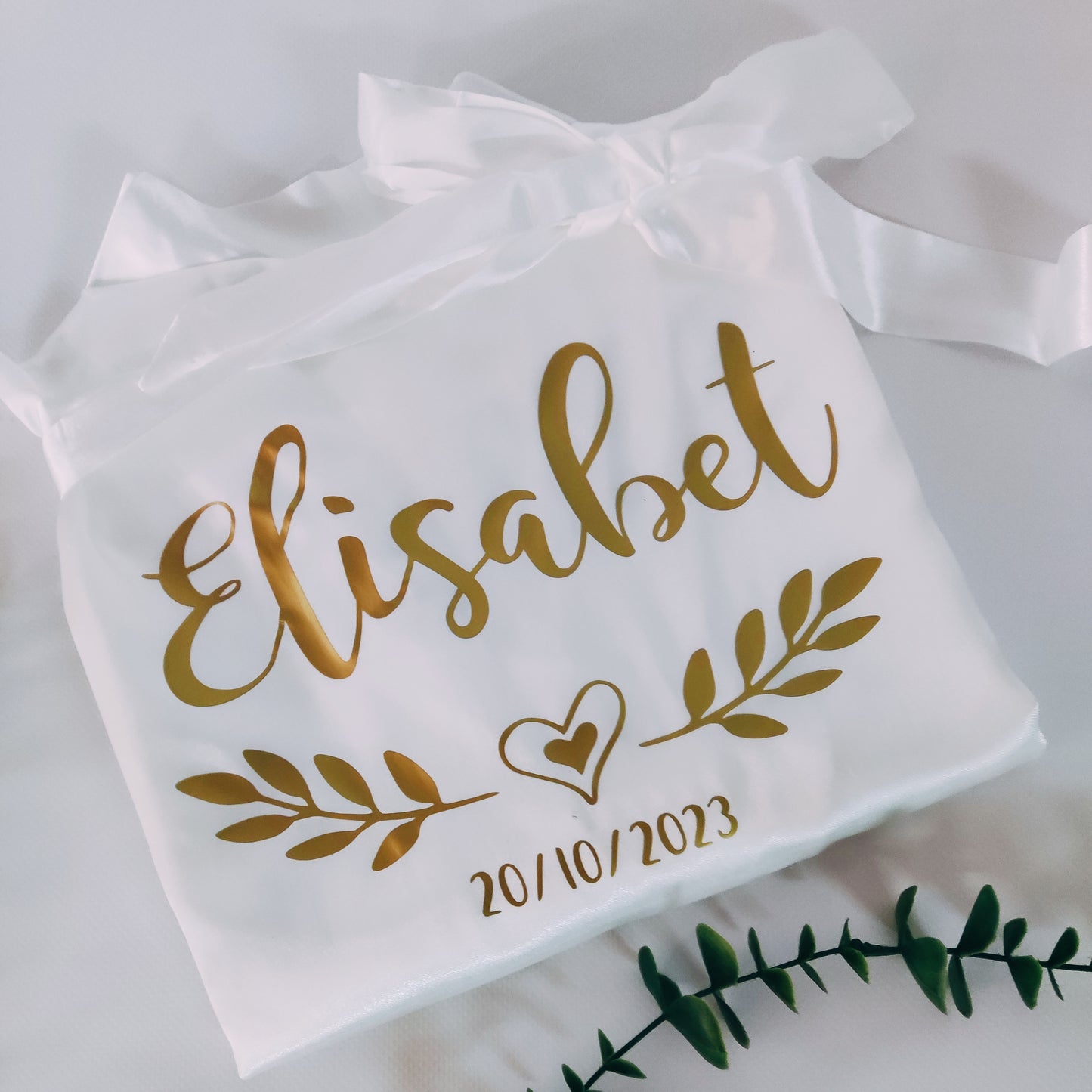 Bata de satén de novia blanca personalizada modelo PREMIUM