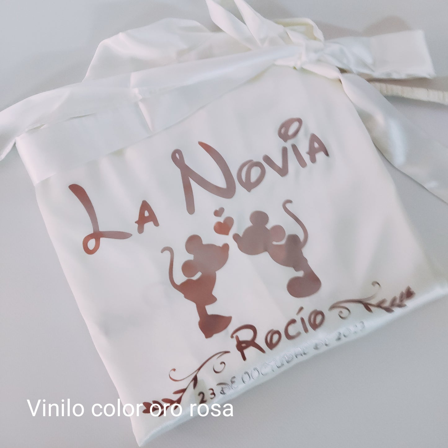 Bata de satén de novia blanca personalizada modelo PREMIUM