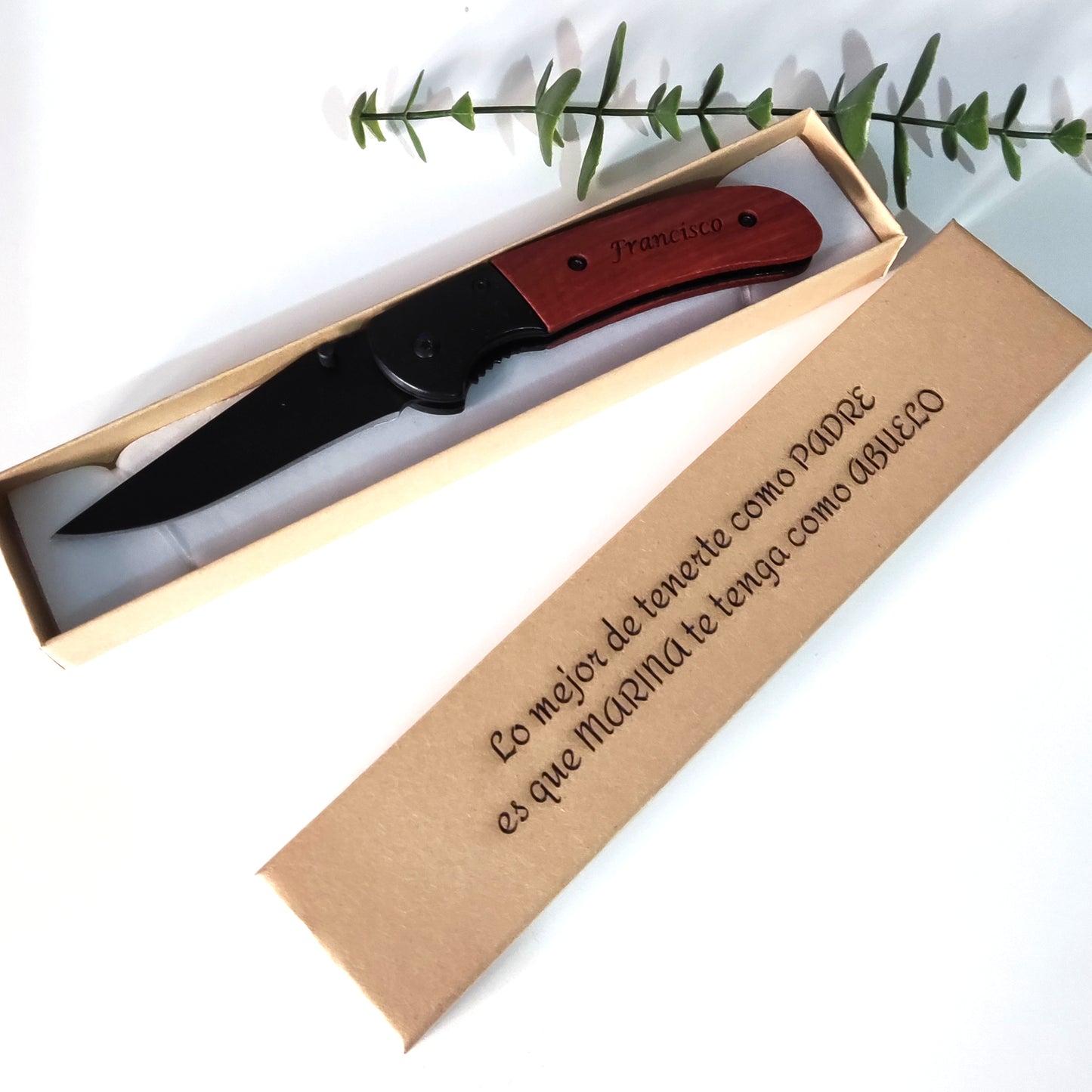 Navaja grabada a laser con mango de madera