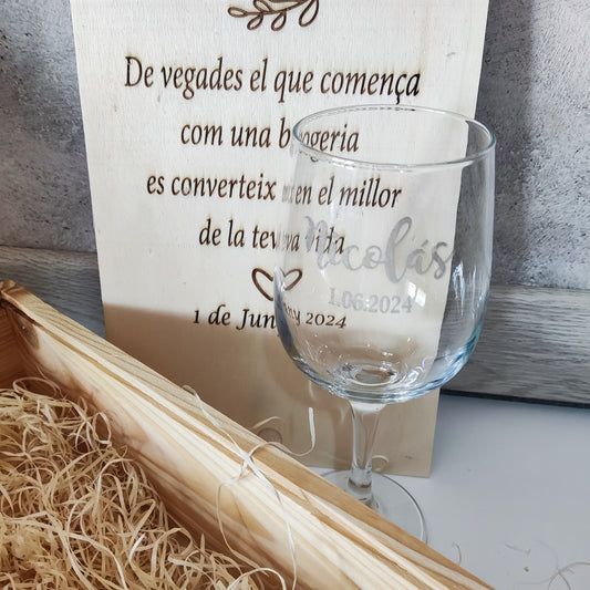 Caja de madera grabada con dos huecos para botella y copa de vino