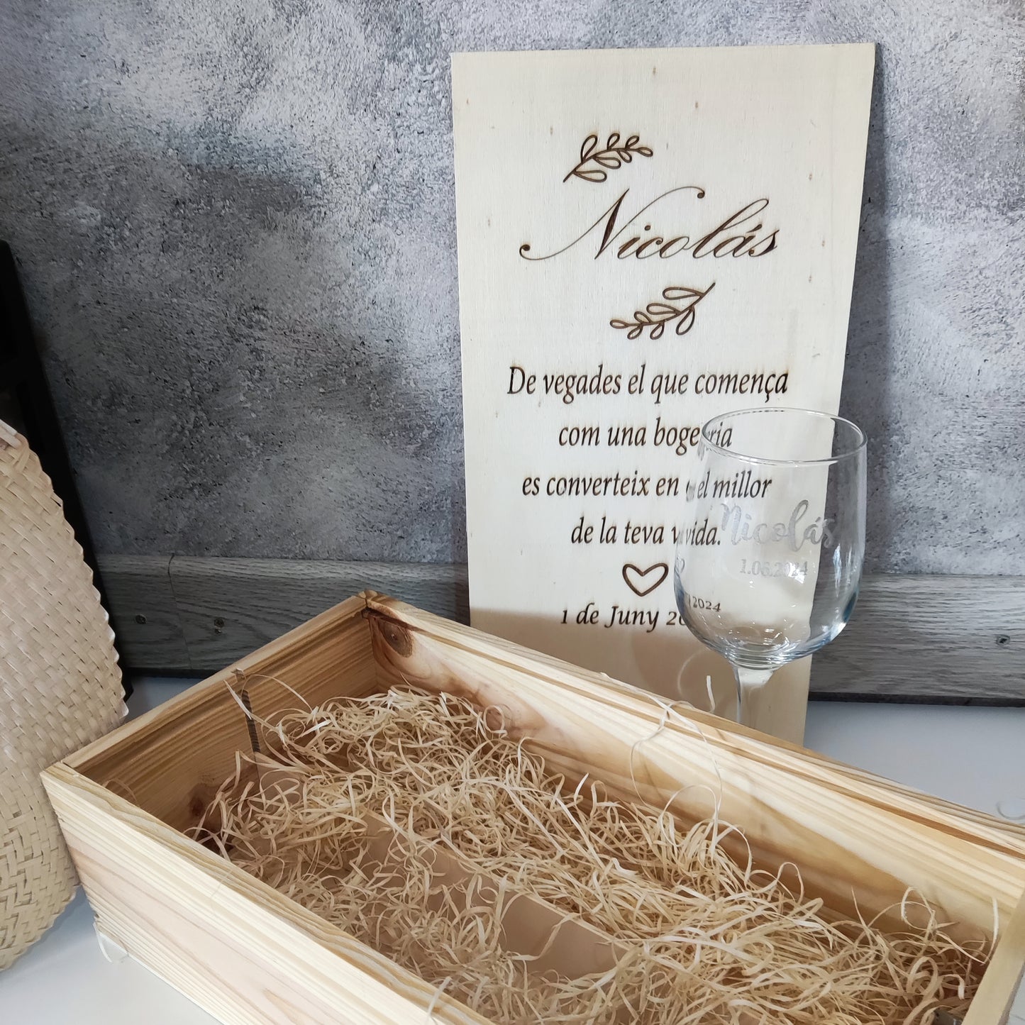 Caja de madera grabada con dos huecos para botella y copa de vino