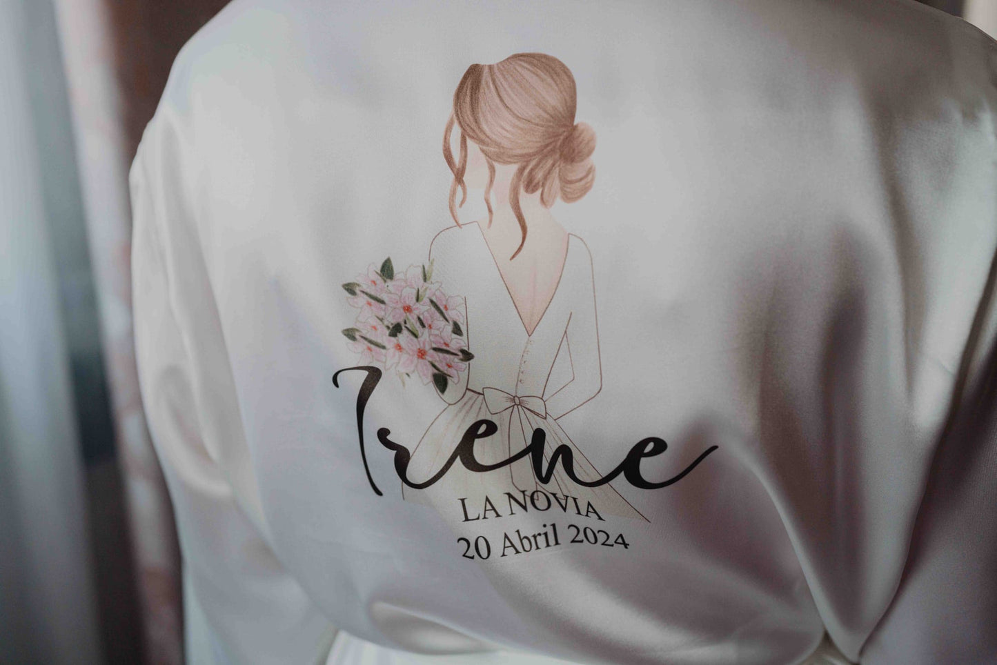 Bata de satén de novia blanca personalizada modelo PREMIUM