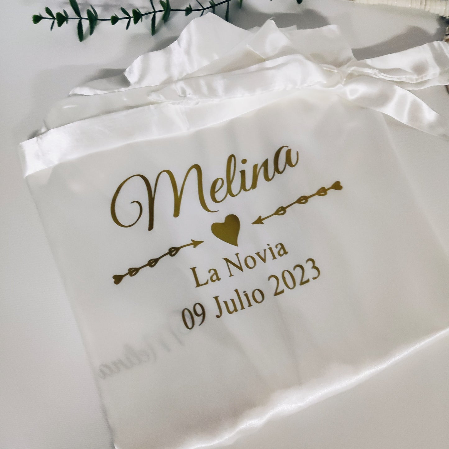 Bata de satén de novia blanca personalizada modelo PREMIUM