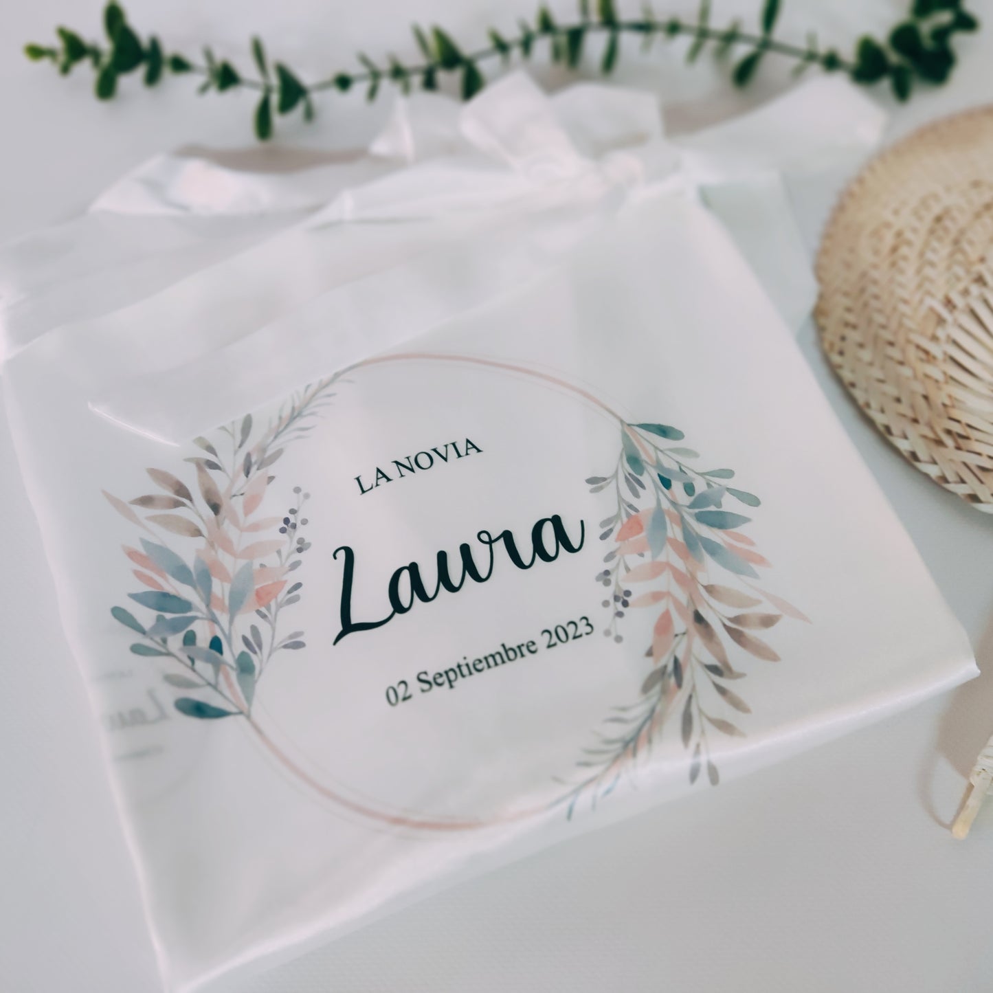 Bata de satén de novia blanca personalizada modelo PREMIUM