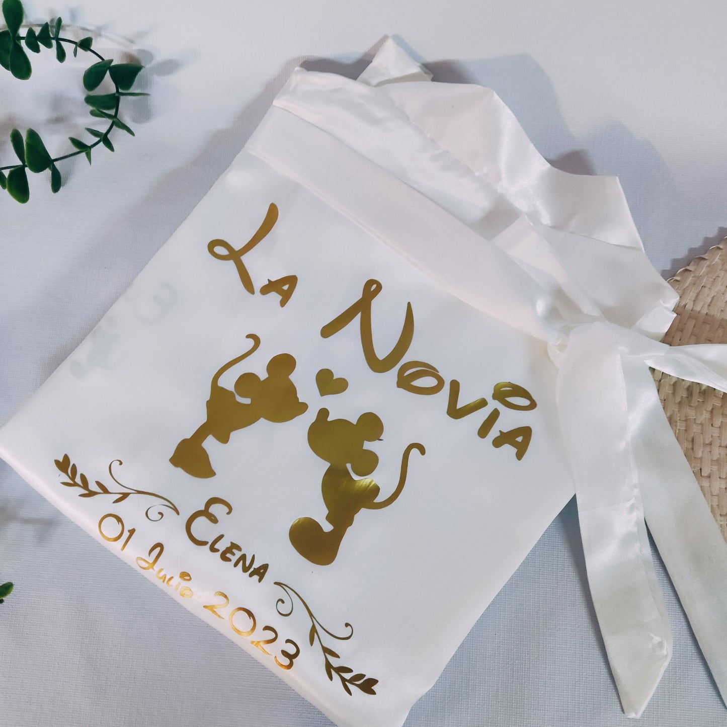 Bata de satén de novia blanca personalizada modelo PREMIUM