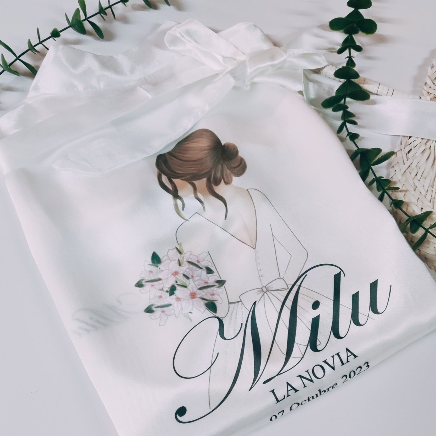 Bata de satén de novia blanca personalizada modelo PREMIUM