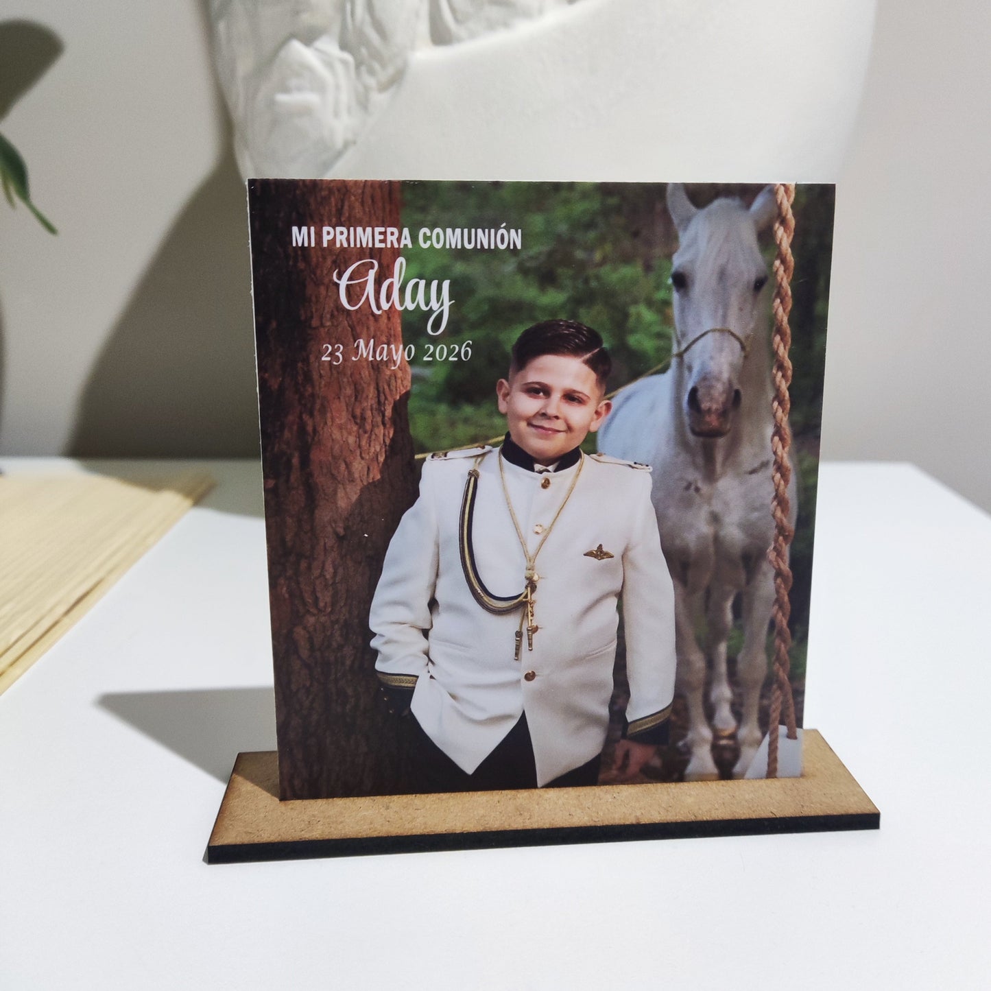 Marco Cartón Pluma Personalizada con Soporte de Madera