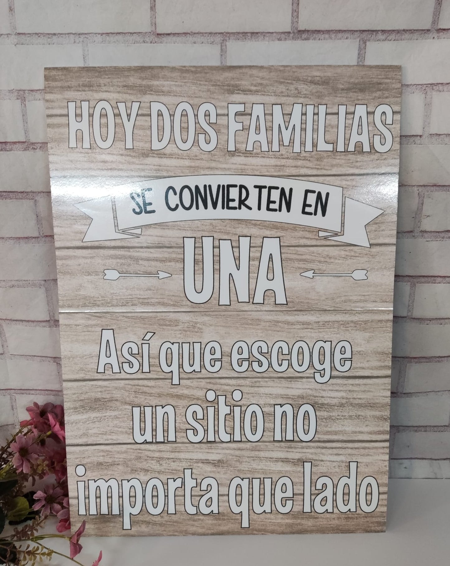 Cartel decorativo de cartón pluma con fondo color madera natural