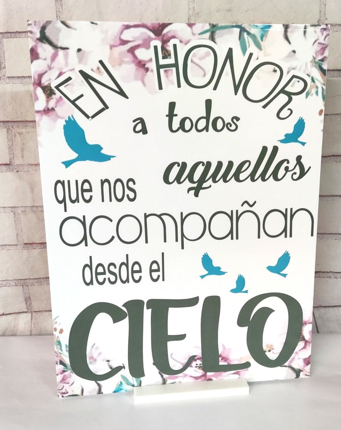Cartel decorativo con frase honor al cielo en tonos rosas