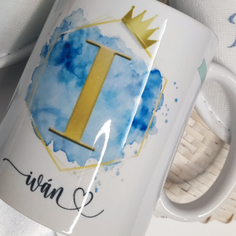 Taza inicial y nombre personalizada diseño coronita