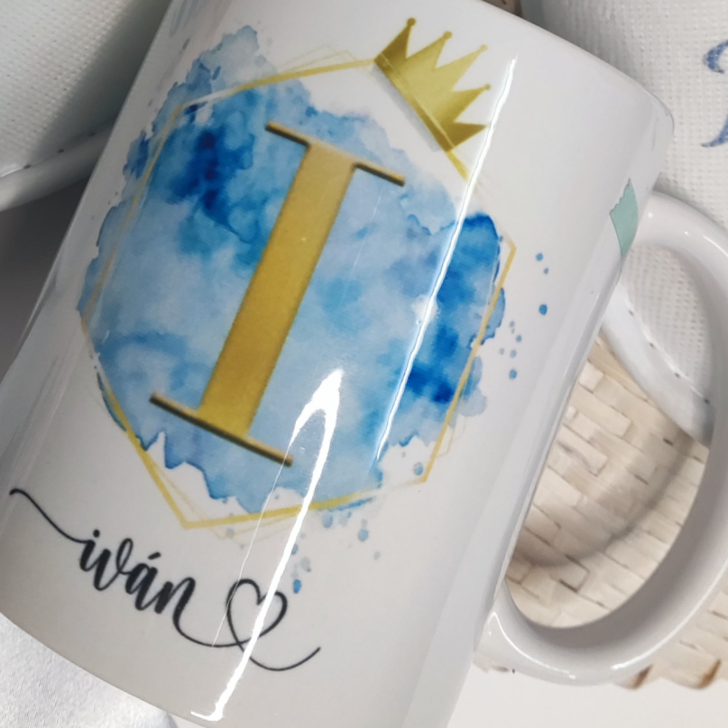 Taza  inicial y nombre personalizada diseño coronita