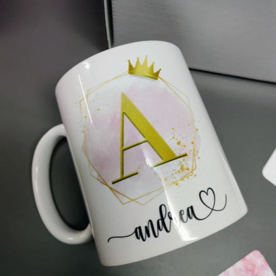 Taza  inicial y nombre personalizada diseño coronita