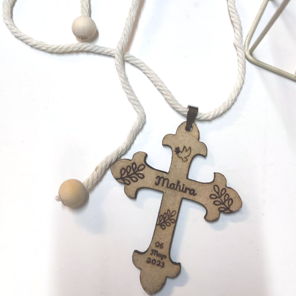 Colgante con cruz de madera personalizada comunión