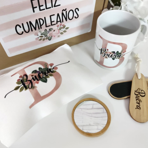 Kit regalo mujer personalizado con diseño inicial floral tonos Salmon