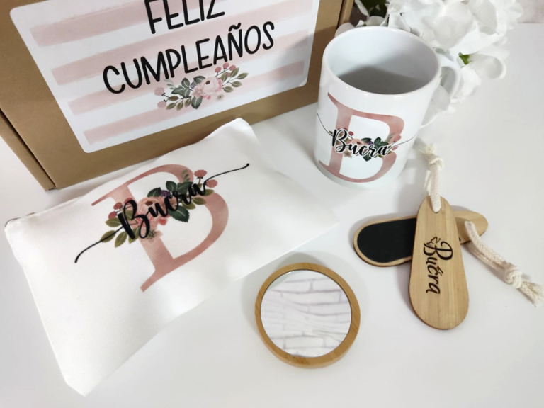 Kit regalo mujer personalizado con diseño inicial floral tonos Salmon