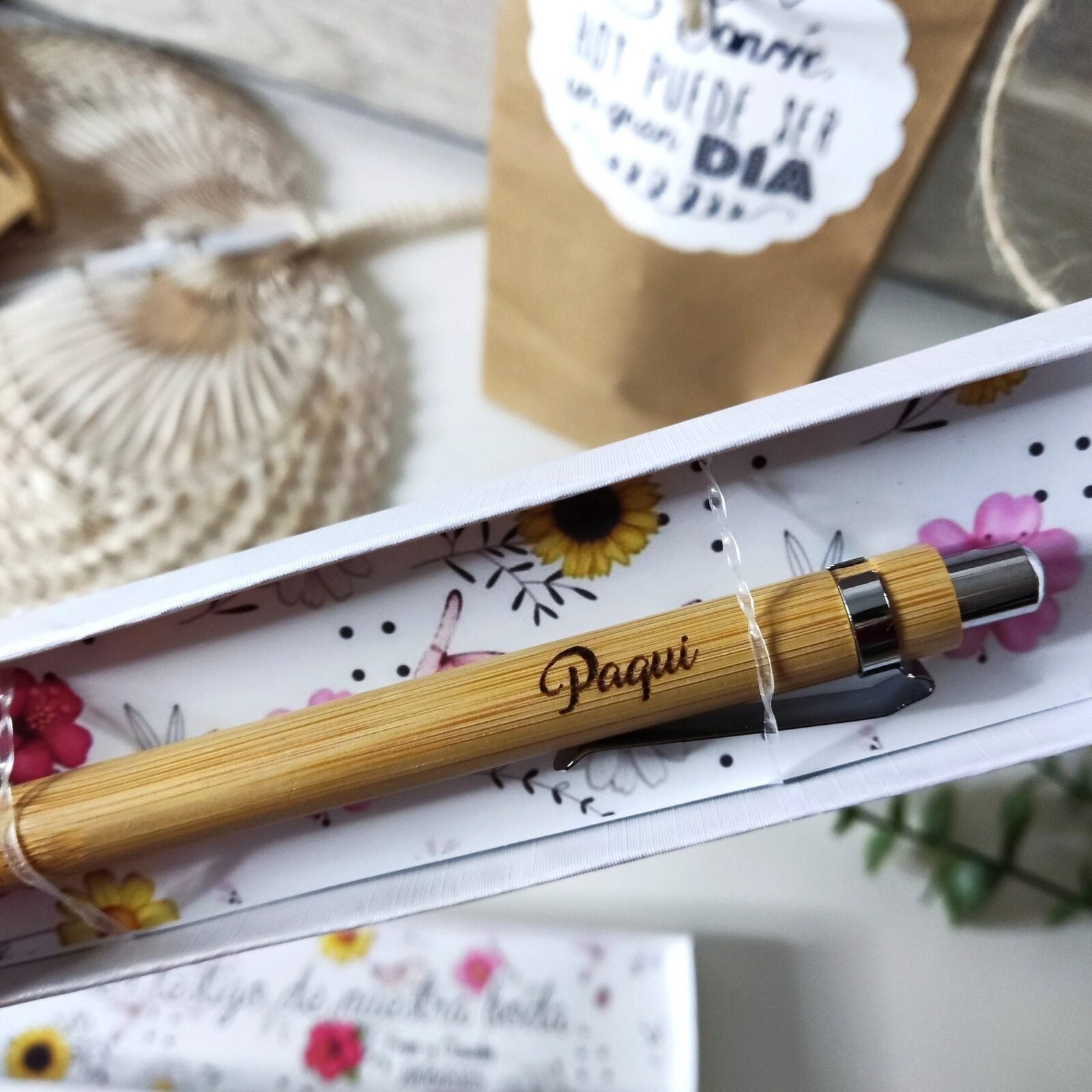 Este bolígrafo personalizado es un regalo elegante y práctico para cualquier ocasión. Personalízalo con nombre, iniciales o frase corta y convierte un objeto cotidiano en un detalle único y especial.