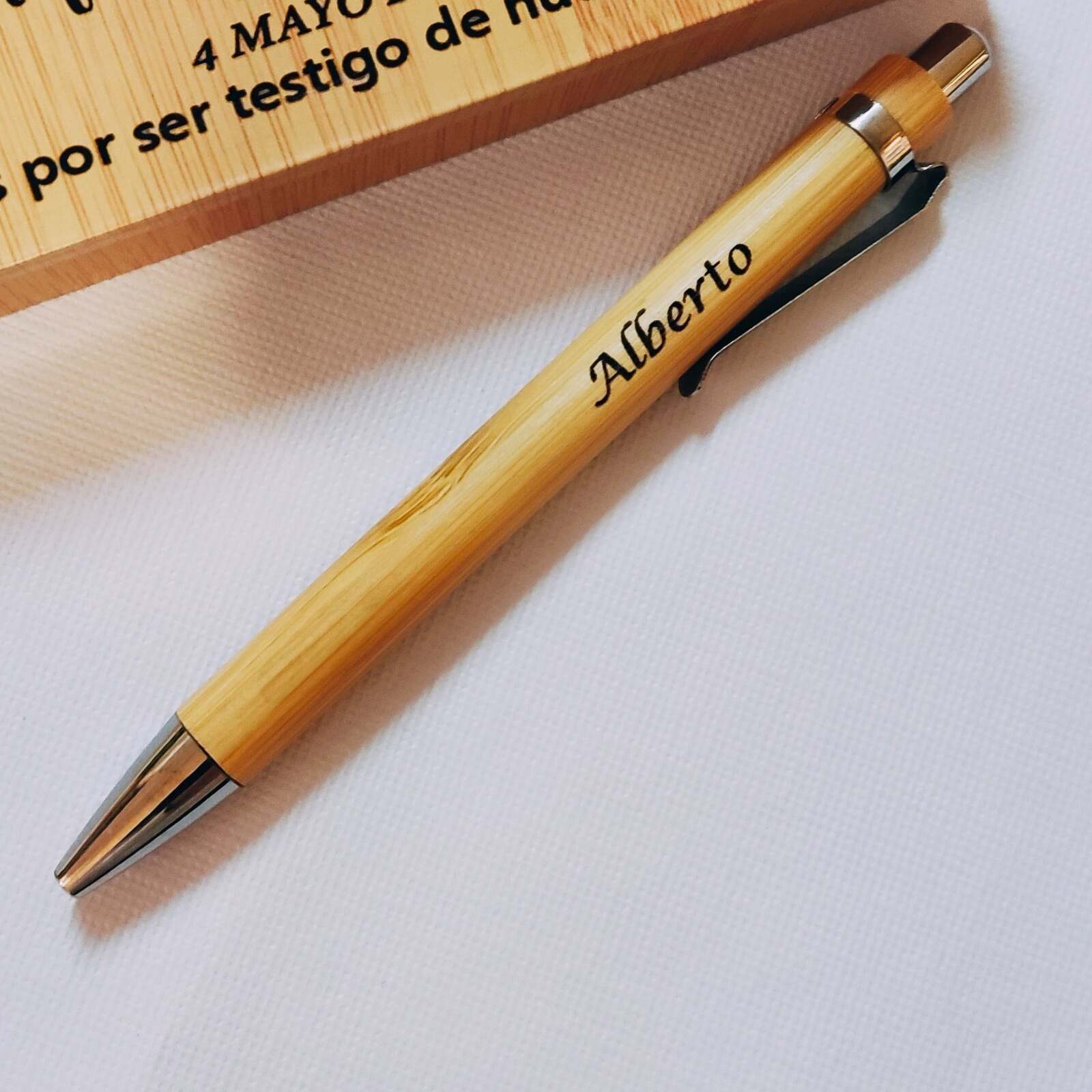 Este bolígrafo personalizado es un regalo elegante y práctico para cualquier ocasión. Personalízalo con nombre, iniciales o frase corta y convierte un objeto cotidiano en un detalle único y especial.