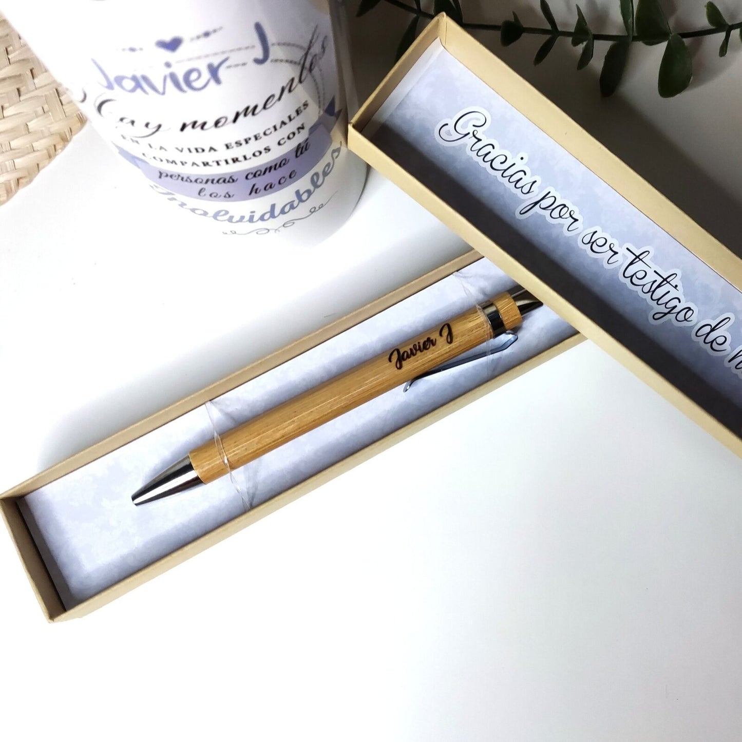 Este bolígrafo personalizado es un regalo elegante y práctico para cualquier ocasión. Personalízalo con nombre, iniciales o frase corta y convierte un objeto cotidiano en un detalle único y especial.