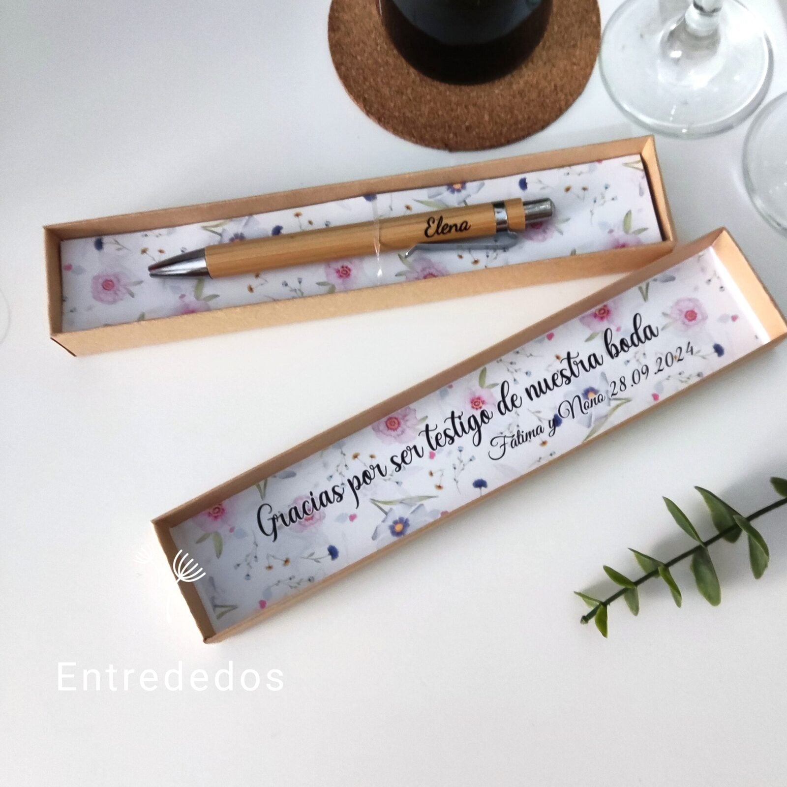 Este bolígrafo personalizado es un regalo elegante y práctico para cualquier ocasión. Personalízalo con nombre, iniciales o frase corta y convierte un objeto cotidiano en un detalle único y especial.