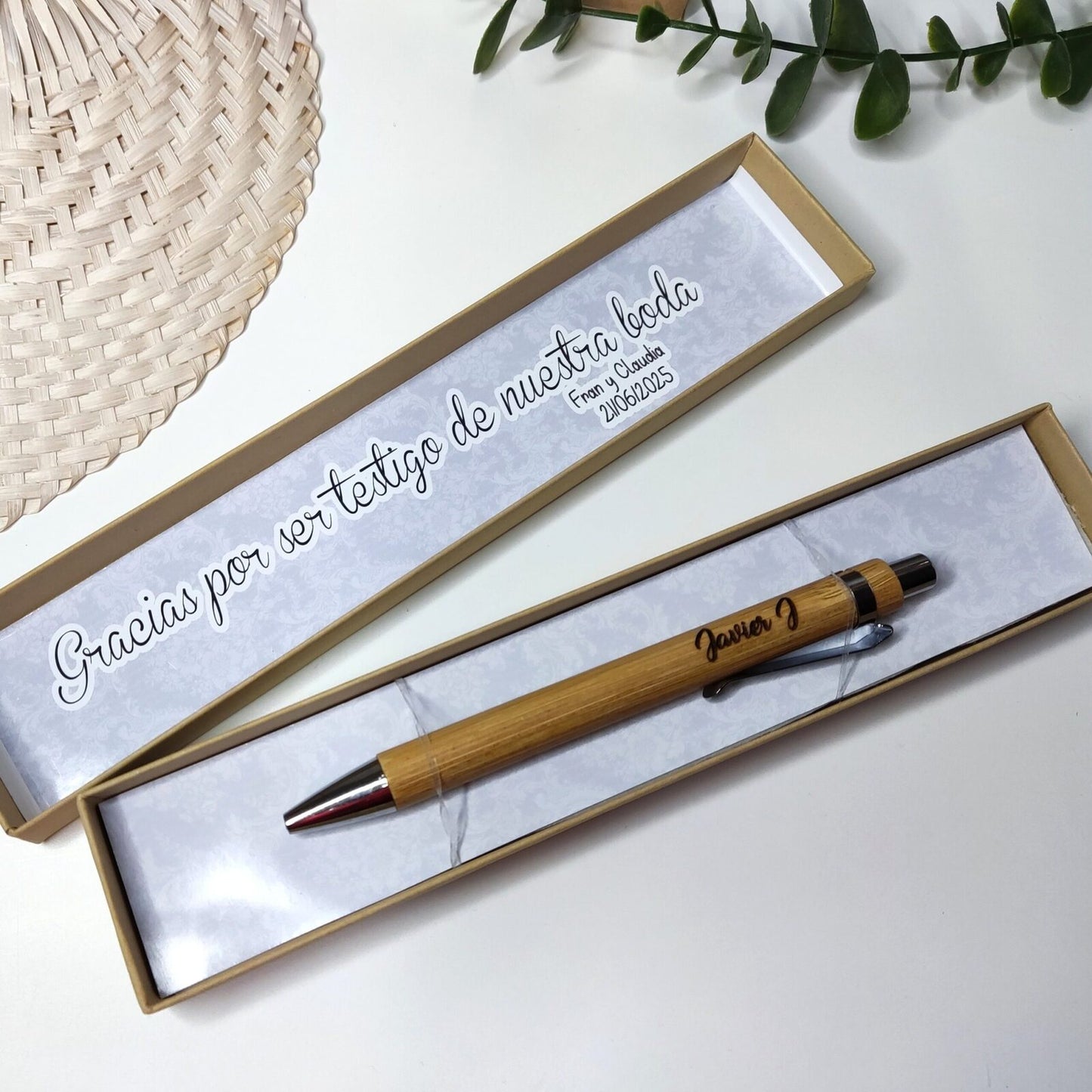 Este bolígrafo personalizado es un regalo elegante y práctico para cualquier ocasión. Personalízalo con nombre, iniciales o frase corta y convierte un objeto cotidiano en un detalle único y especial.