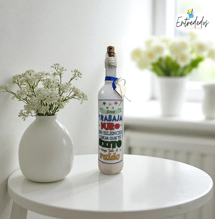 Botella luminosa personalizada con nombre y mensaje decorativo