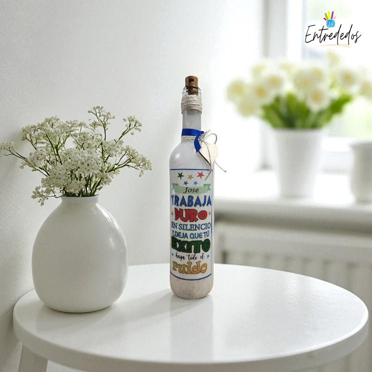 Botella luminosa personalizada con nombre y mensaje decorativo