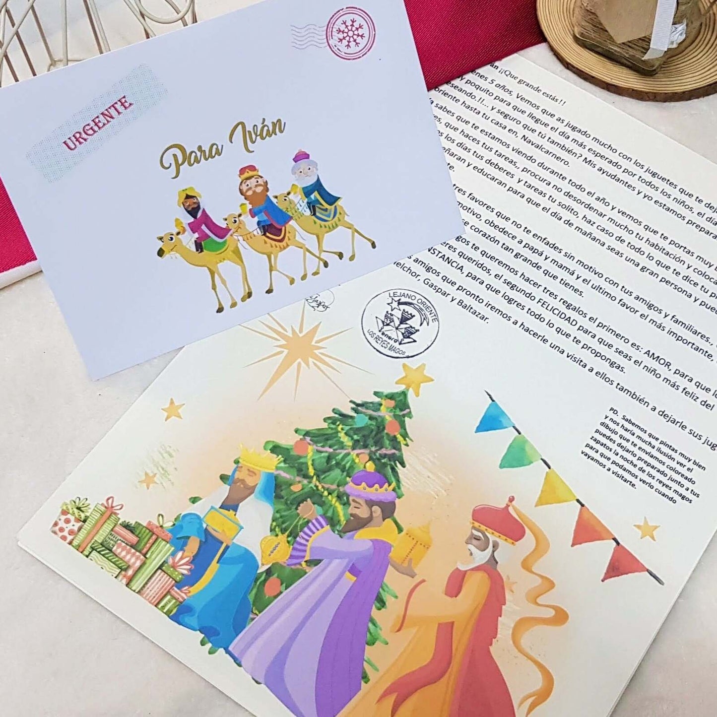 Estas cartas de Navidad personalizadas son un detalle único y especial para sorprender a tus seres queridos. Personalízalas con nombre, mensaje o diseño exclusivo y convierte cada carta en un recuerdo navideño inolvidable.