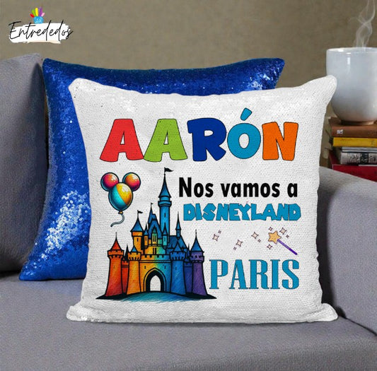 Cojín de lentejuelas rosa personalizado con mensaje sorpresa de viaje a Disney