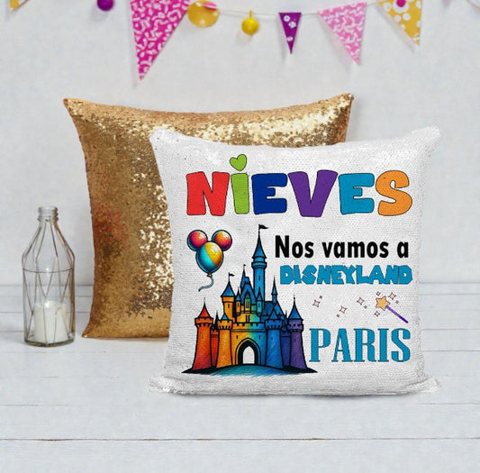 Cojín de lentejuelas rosa personalizado con mensaje sorpresa de viaje a Disney