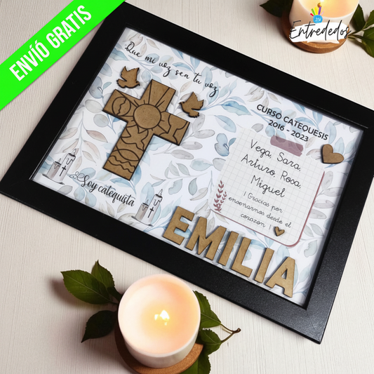 Marco blanco elegante con detalles en madera para catequista