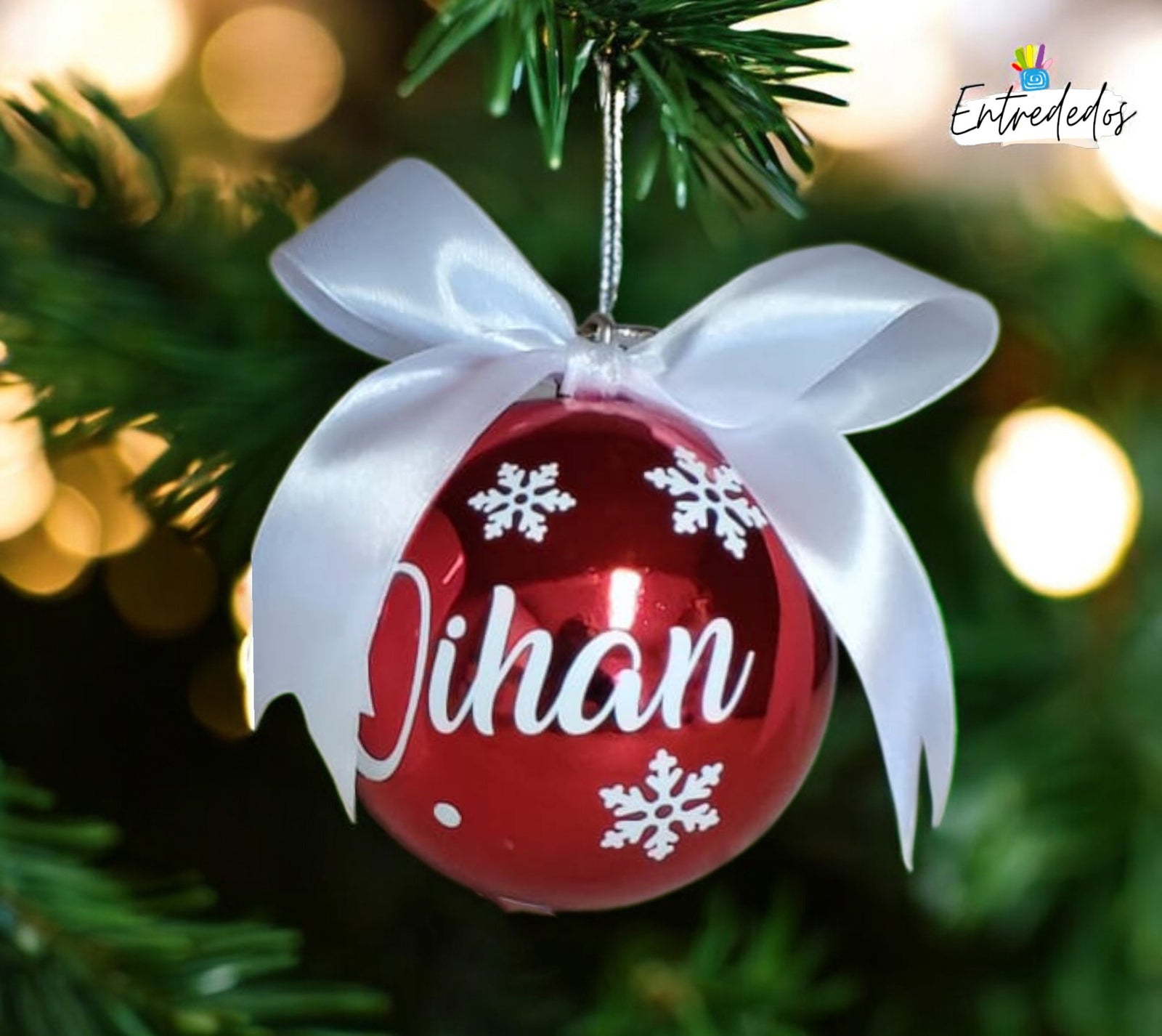 “Kit navideño personalizado con taza, bola roja y llavero”