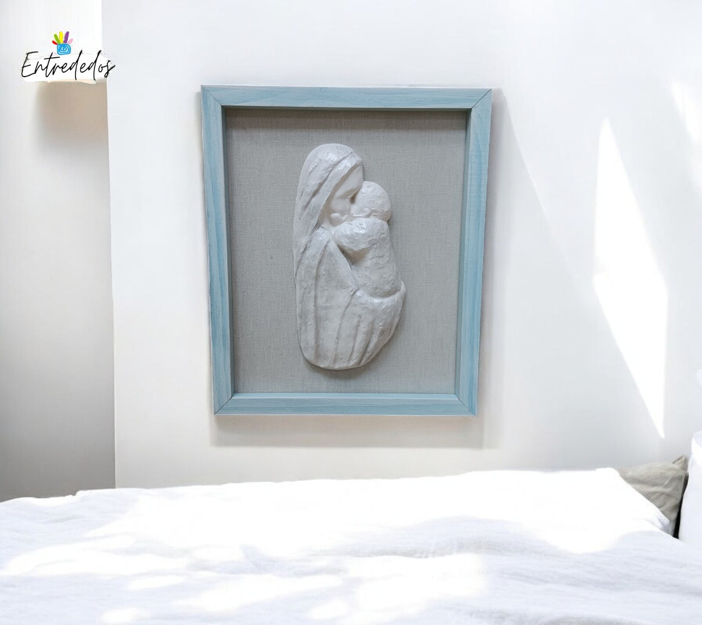 Cuadro El Tierno Abrazo de la Virgen María – Marco Natural/Azul
