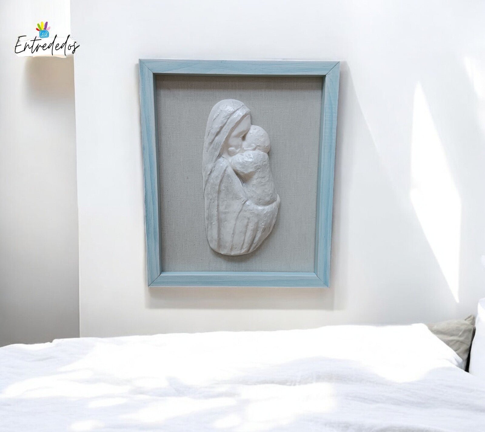Cuadro El Tierno Abrazo de la Virgen María – Marco Natural/Azul