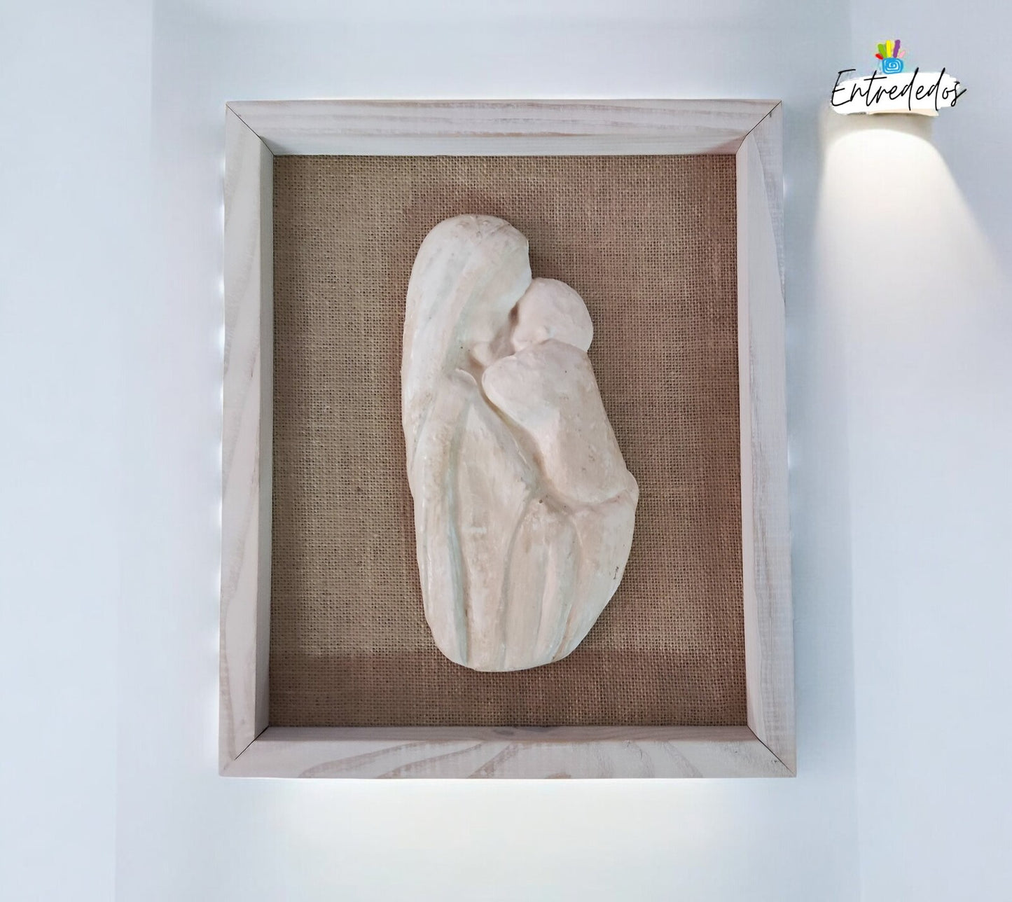 Cuadro El Tierno Abrazo de la Virgen María – Arte Religioso Artesanal y Único