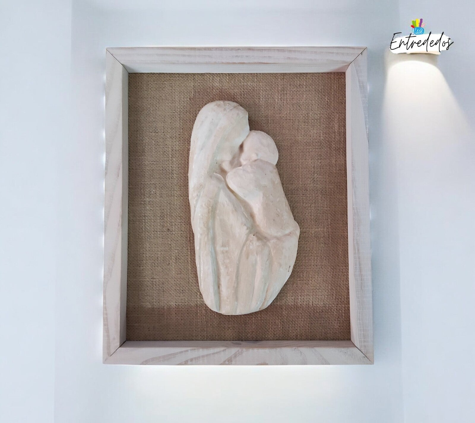 Cuadro El Tierno Abrazo de la Virgen María – Arte Religioso Artesanal y Único