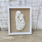 Cuadro El Tierno Abrazo de la Virgen María – Marco Natural/Yute