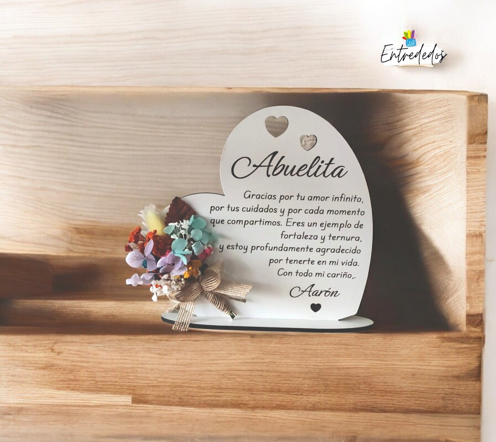 Corazón de madera personalizado con grabado y flores preservadas.