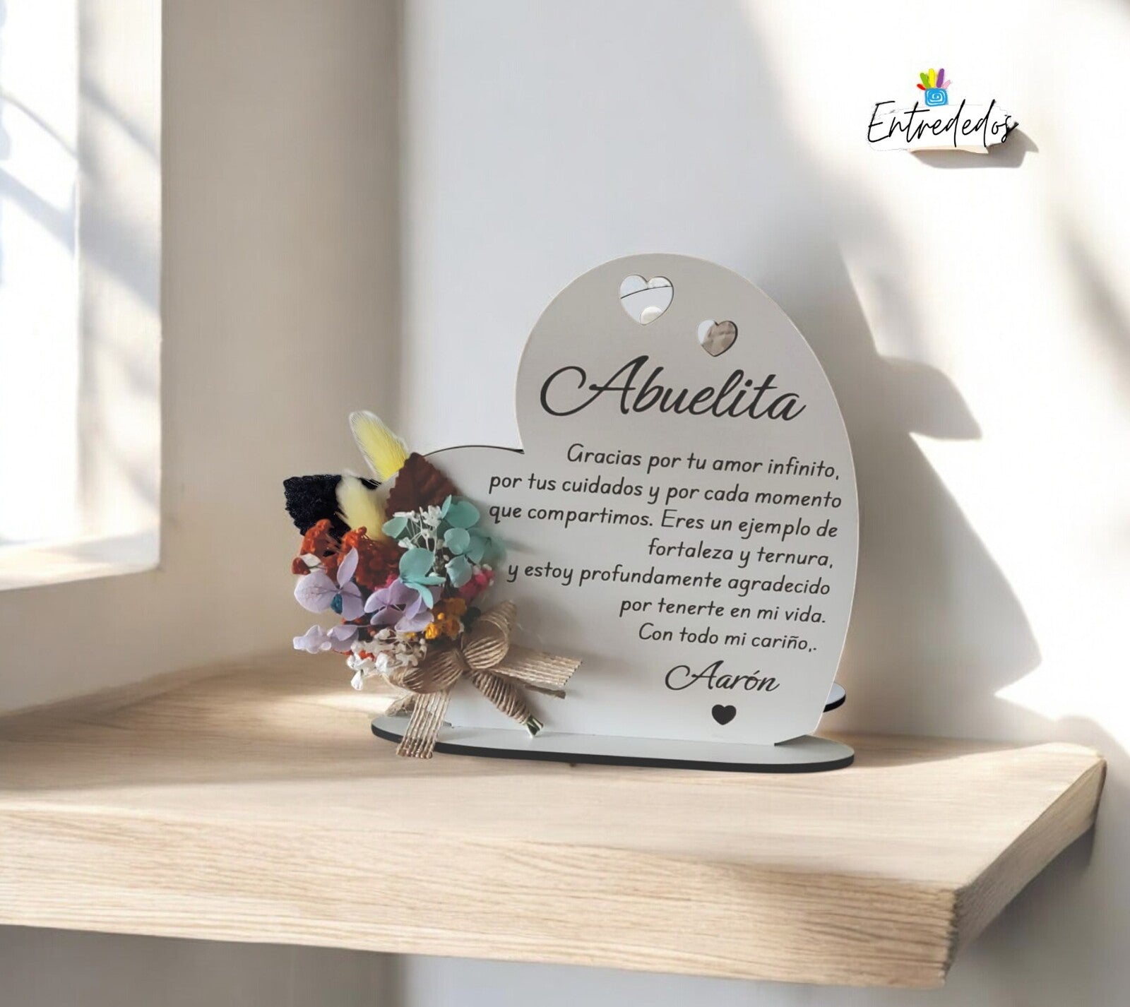 Corazón de madera personalizado con grabado y flores preservadas.