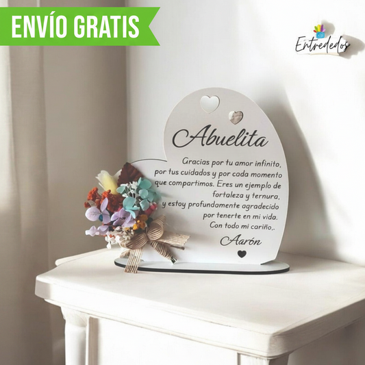 Corazón de madera personalizado con grabado y flores