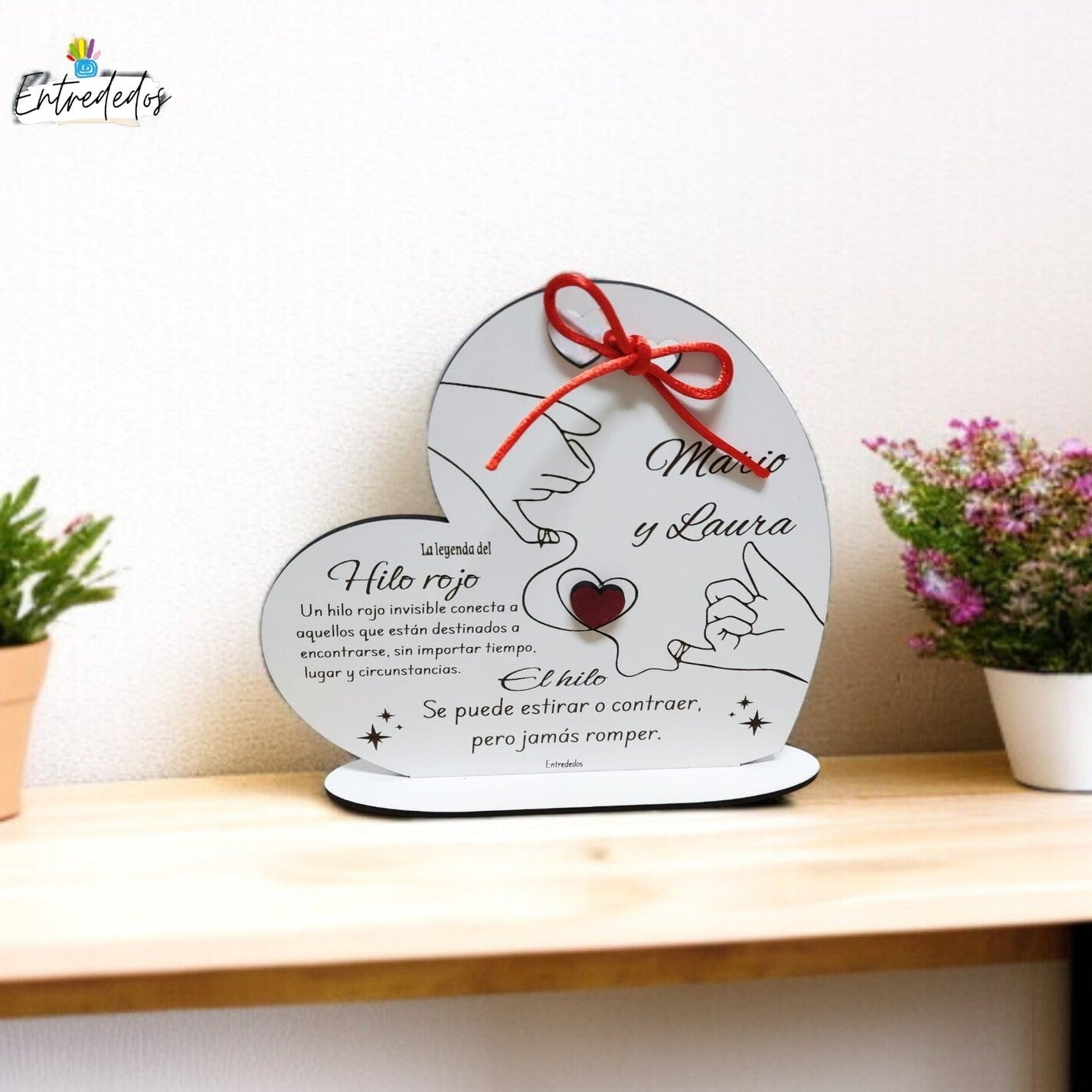 Placa personalizada de madera MDF con hilo rojo en forma de corazón, nombres grabados y soporte decorativo