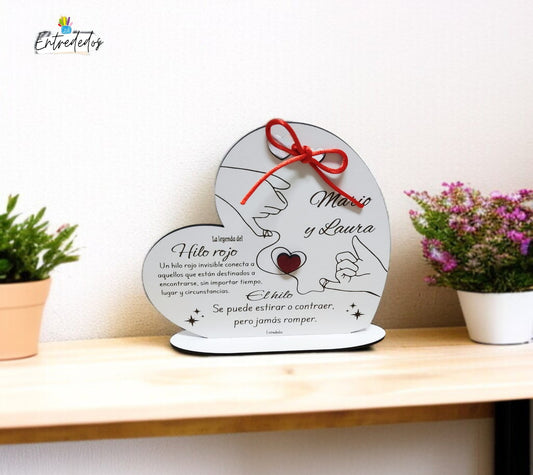 Placa personalizada de madera MDF con hilo rojo en forma de corazón, nombres grabados y soporte decorativo