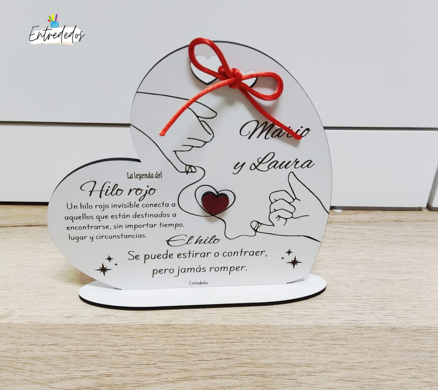 Placa personalizada de madera MDF con hilo rojo en forma de corazón, nombres grabados y soporte decorativo
