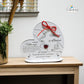 Placa personalizada de madera MDF con hilo rojo en forma de corazón, nombres grabados y soporte decorativo